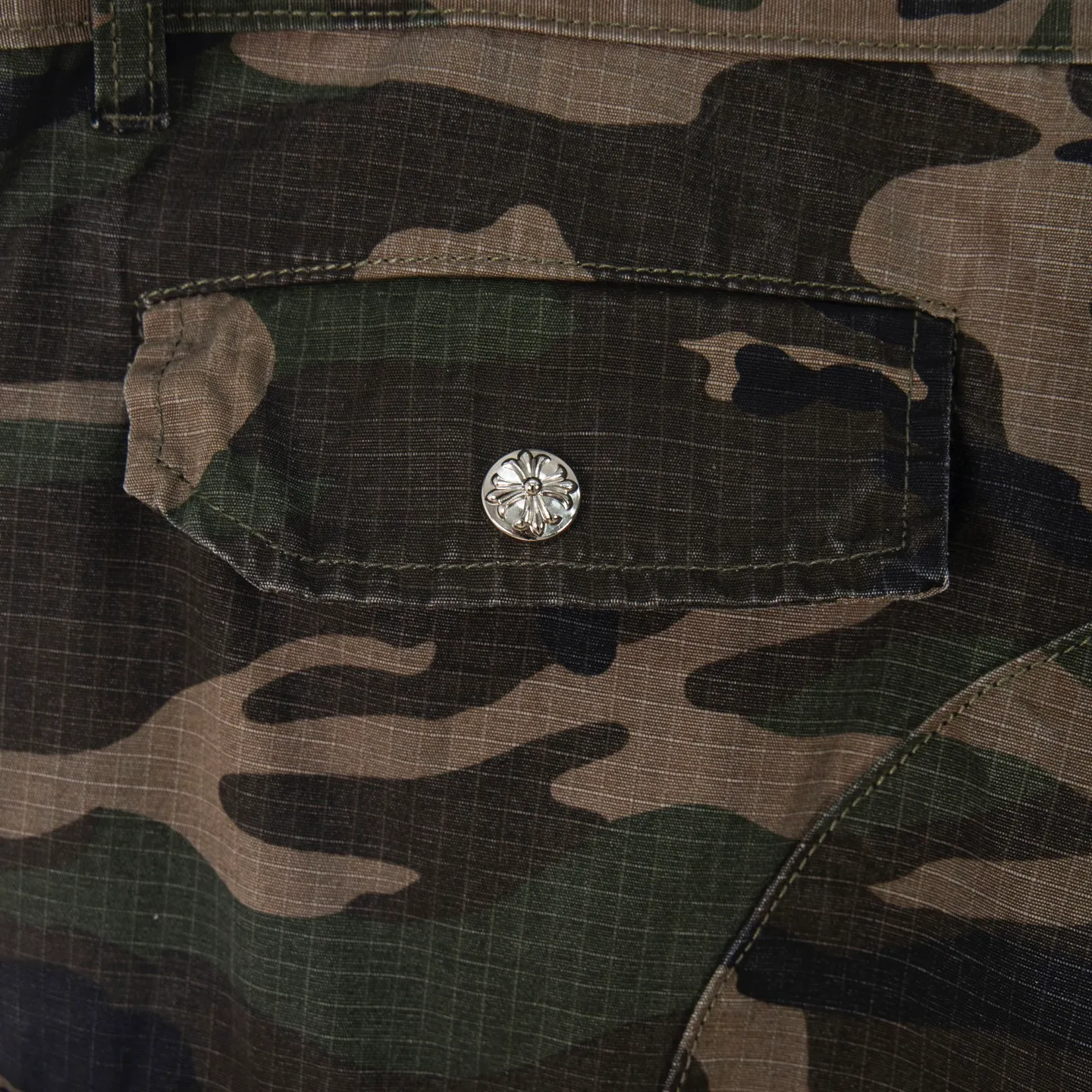 P260 Chrome hearts CH Chrome hearts new silver camouflage three-dimensional pocket overalls Chrome hearts is a top brand in the fashion world, and these pants are one of the best. It uses the classic Levi's jeans bottom panel, which has been carefully disassembled and spliced. The washed effect is natural, showing a unique retro charm. The pants are based on camouflage and are paired with cross patches, which have a great visual impact. These patches are exquisitely crafted and have a luxurious feel. The hardware accessories are ultra-exquisite. The placket buckle is made of silver, hand-polished and painted with distressing liquid. The main buckle has a three-dimensional cross flower shape. The six-pointed star screws and hand-cut leather washers on the back are full of details, which are both beautiful and durable. Style number: 1731# Color: Camouflage Size: 28 30 32 34 36